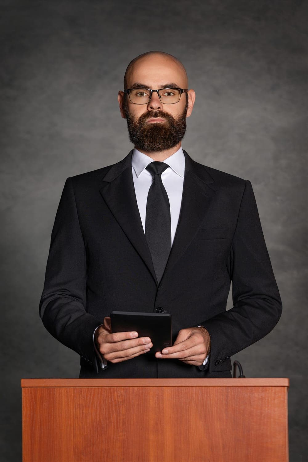 Mateusz Pawlicki przy mównicy, prowadzący ceremonię pożegnania